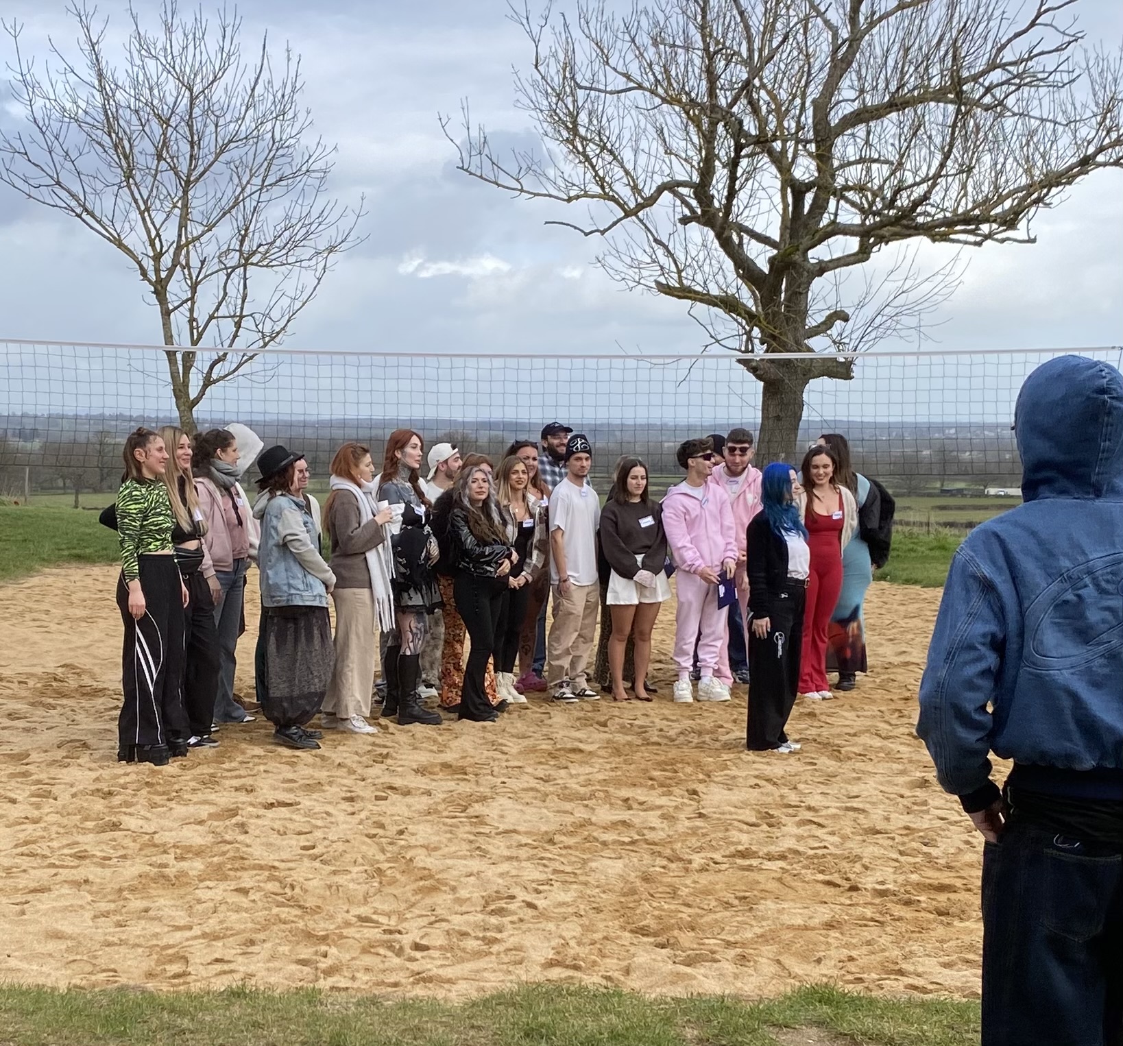 Groupe EVJF EVG lors d'un escape game mobile en extérieur en Île-de-France avec Happy Home Games