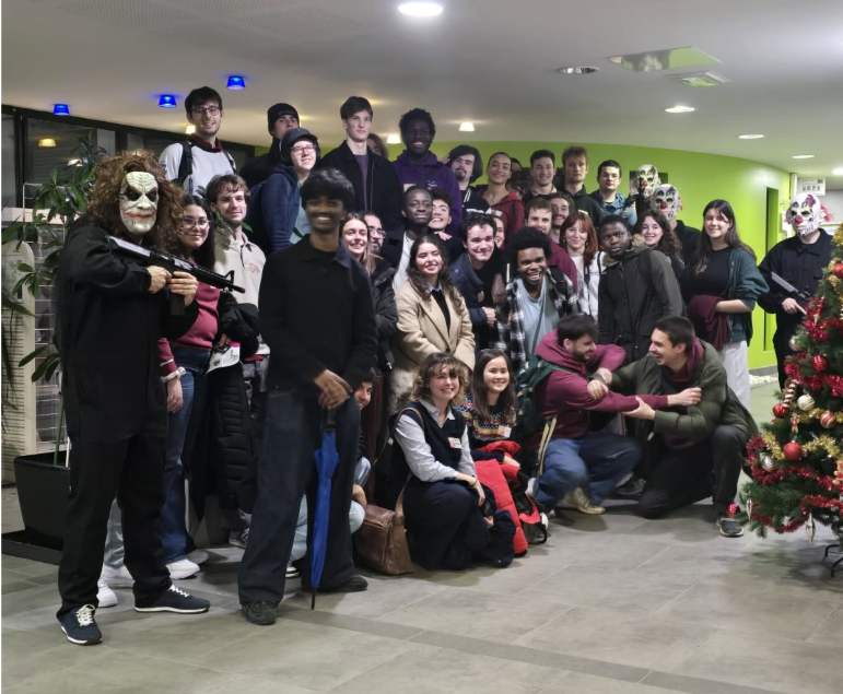 Équipe soignante en blouses posant avec des masques colorés après une session d'escape game à domicile en milieu hospitalier