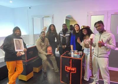 Groupe d'amis jouant à un escape game à domicile pour un anniversaire à Paris