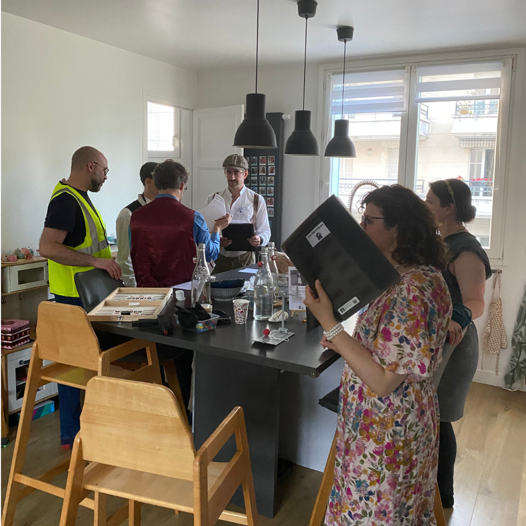 Groupe en pleine session d'escape game en famille avec énigmes à résoudre
