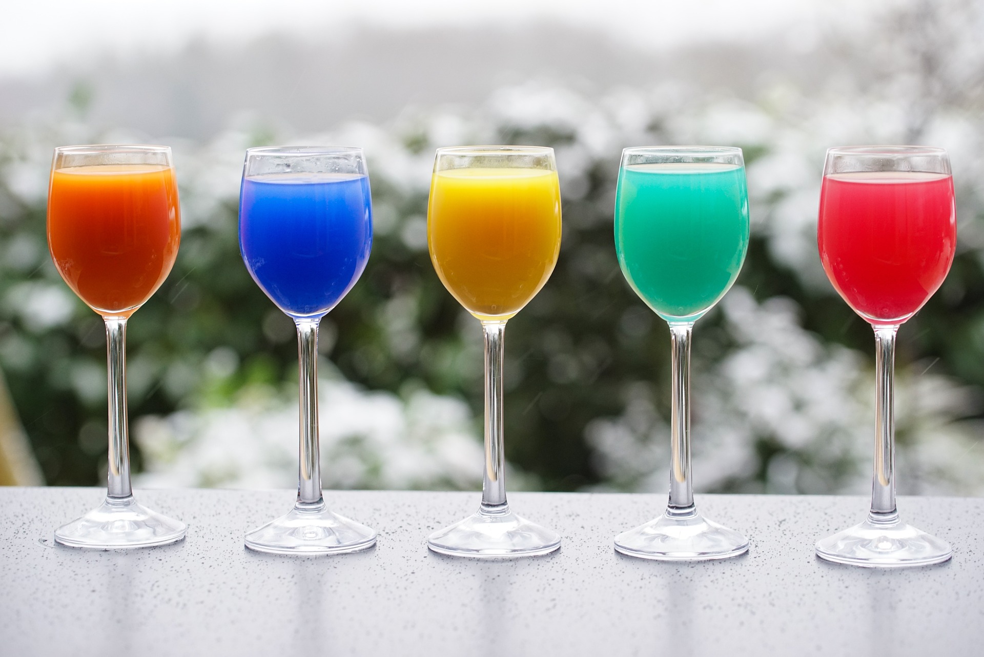 Cocktails colorés préparés lors d'un atelier cocktail à domicile pour EVJF