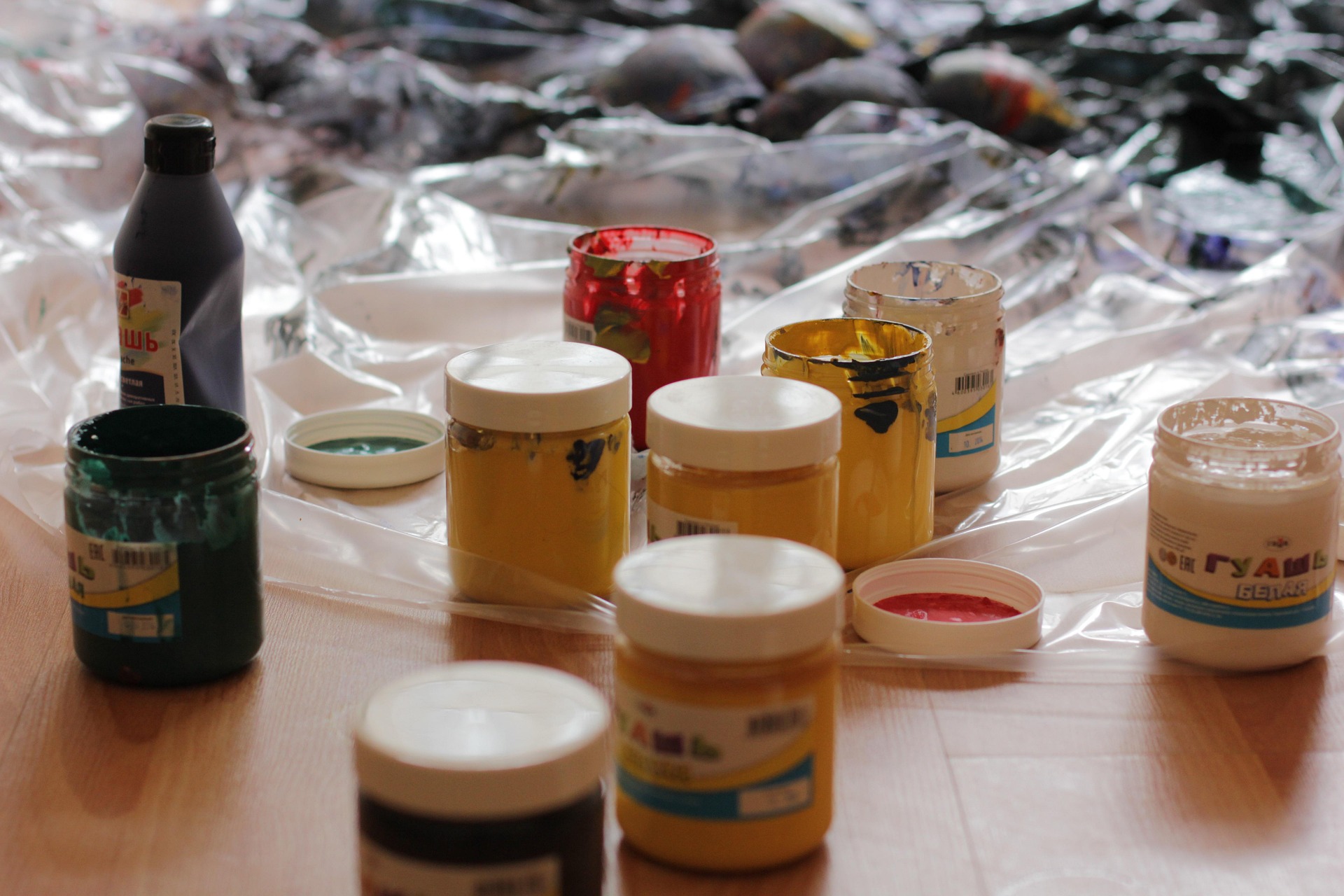 Pots de peinture pour un atelier créatif fait main en EVJF