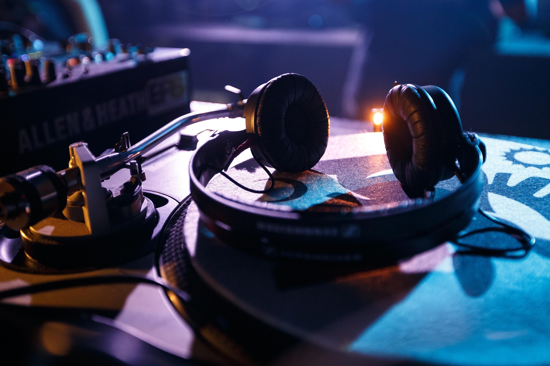 Casque audio et platine pour animer un blind test lors d'un EVJF