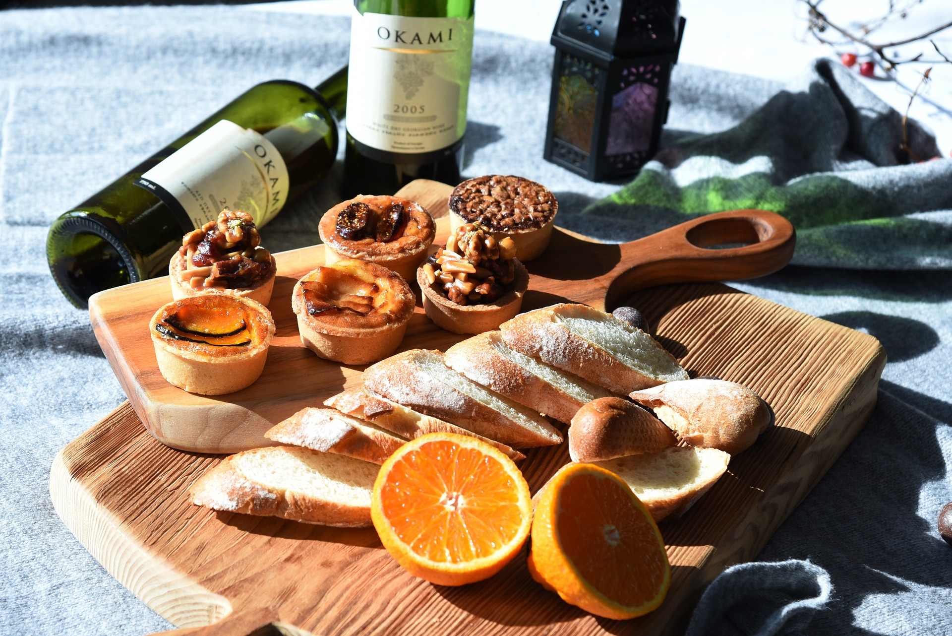 Planche apéritive et vin pour un brunch entre amies en EVJF