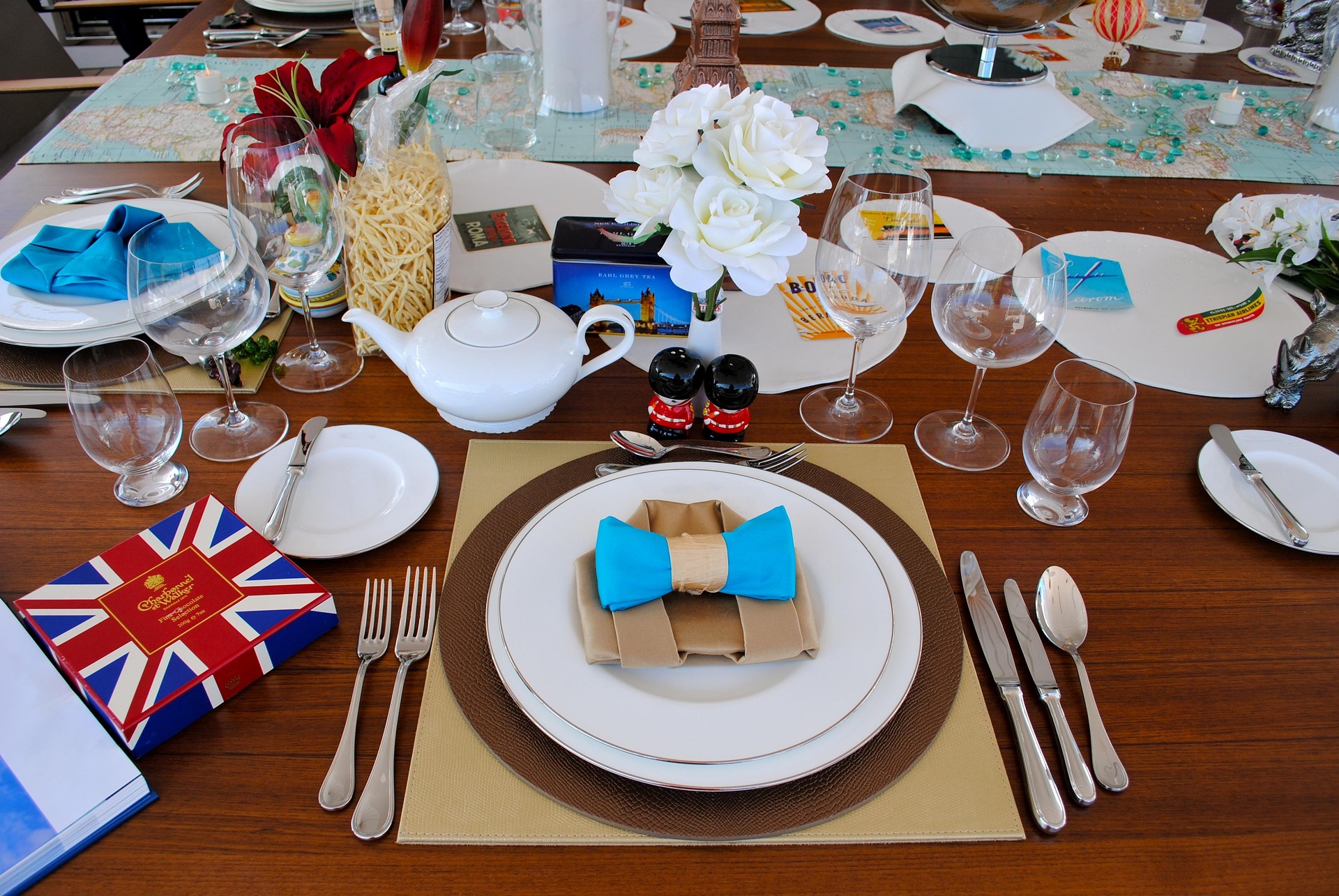 Table dressée pour un dîner à thème organisé en EVJF